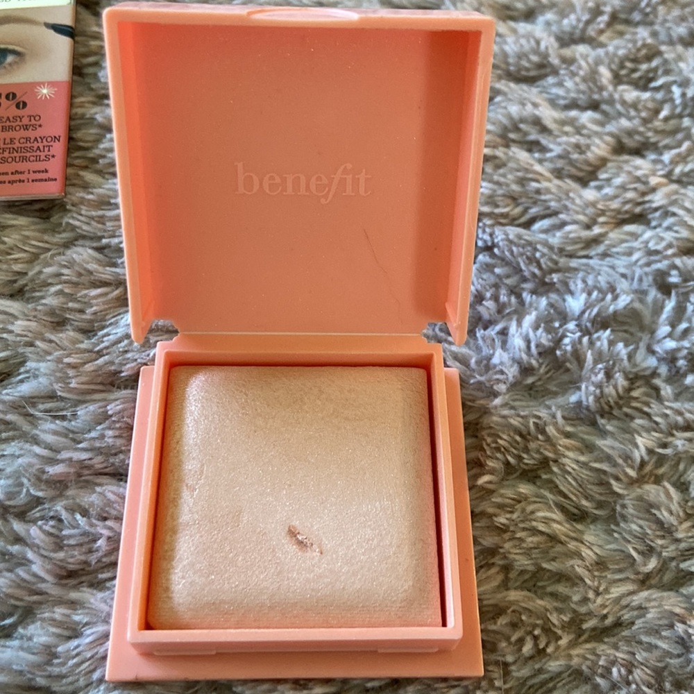 Benefit makeup. - Picture 8 of 14